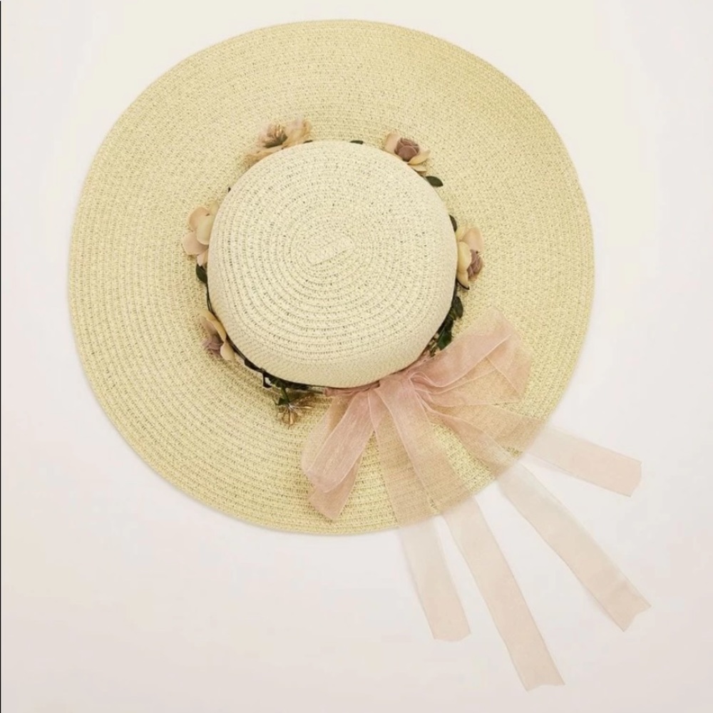 Gorgeous wide brimmed beach/ spring hat - Picture 3 of 11
